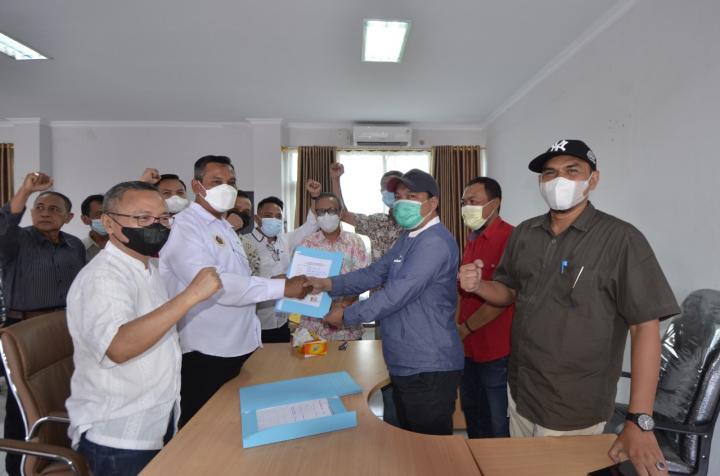 Nizwar Daftar dan Pertama Kembalikan Berkas Pencalonan Ketua PWI Lampung